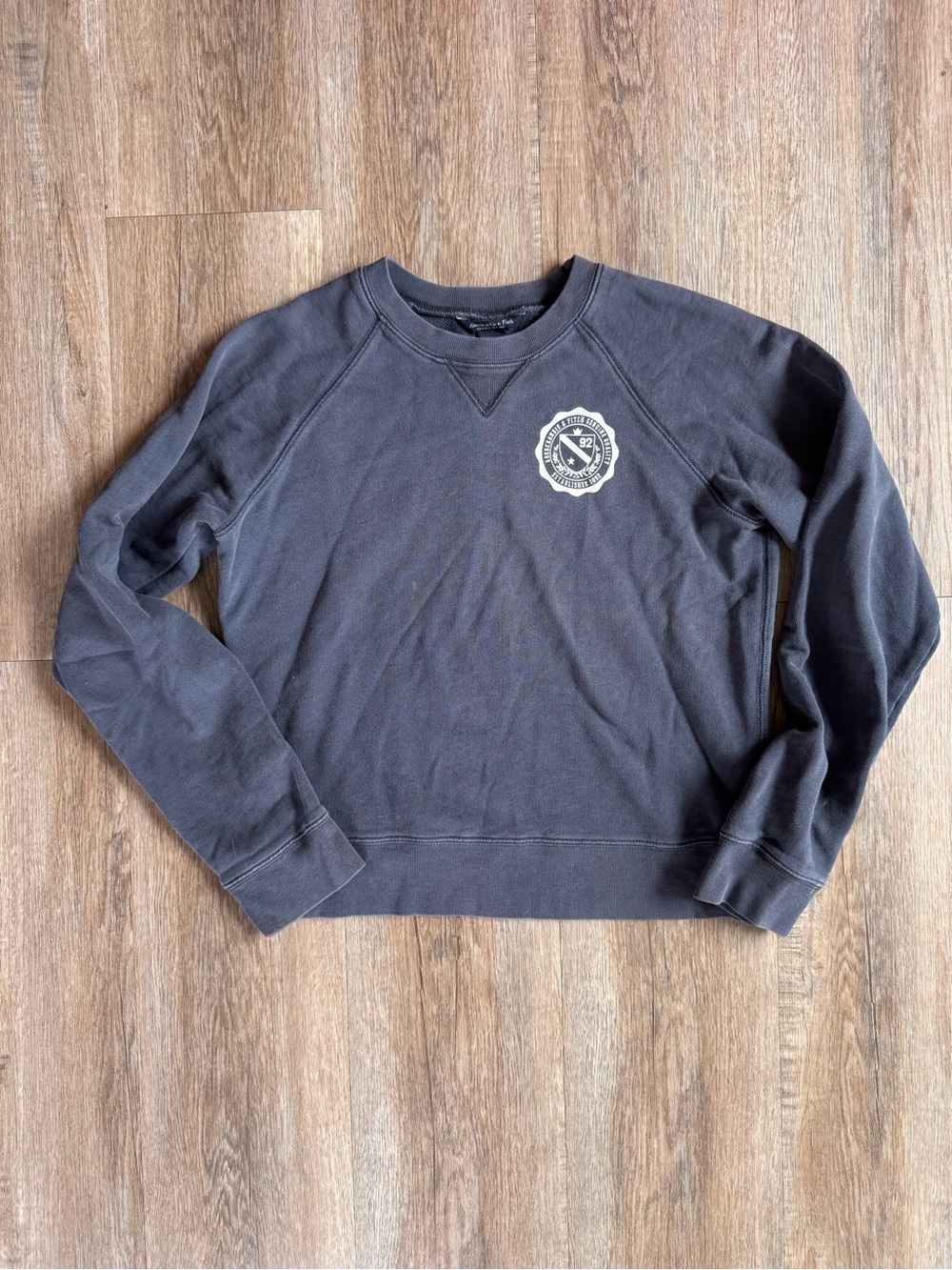 Y2K Abercrombie & Fitch Crewneck Sweatshirt with Crest Patch - size Medium